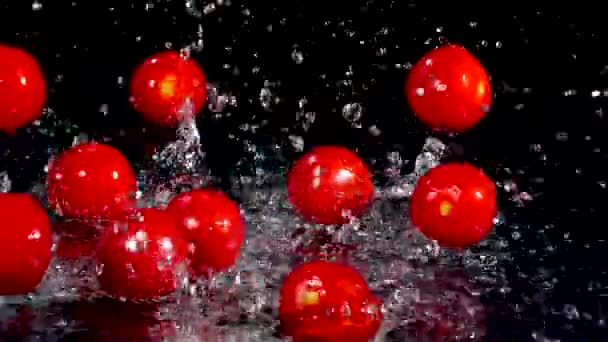 Tomaten Vallen Een Plons Water — Stockvideo