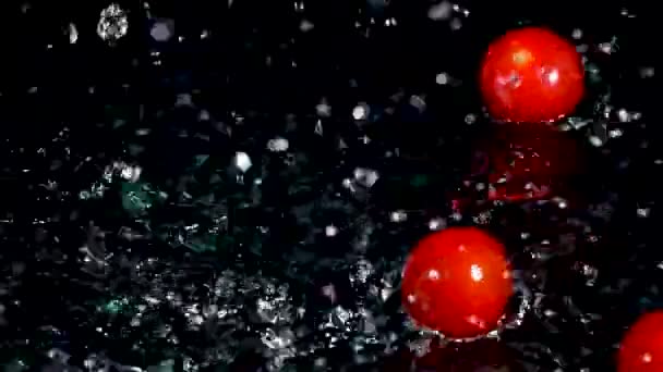 Tomaten Vallen Een Plons Water — Stockvideo