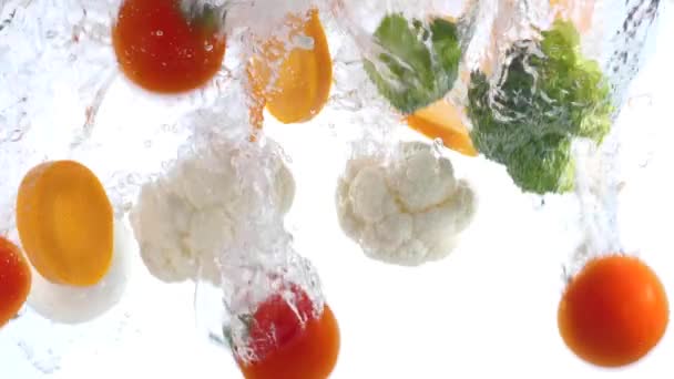 蔬菜掉入水花中 — 图库视频影像