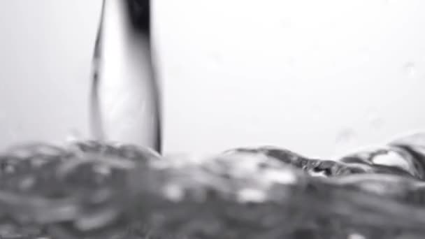 Närbild Hällande Vatten Med Droppar — Stockvideo