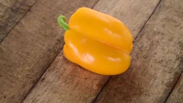 Pimiento Amarillo Sobre Mesa Madera — Vídeo de stock