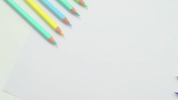 Lápices Color Sobre Papel Blanco — Vídeos de Stock
