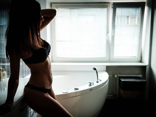 Silhouette di una giovane donna in lingerie — Foto Stock