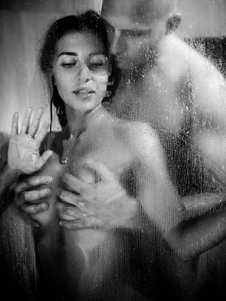 Young beautiful couple makes love in shower — Stockfoto
