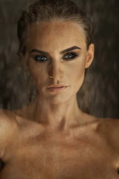 샤워 섹시 한 유행 여자의 초상화 — 스톡 사진