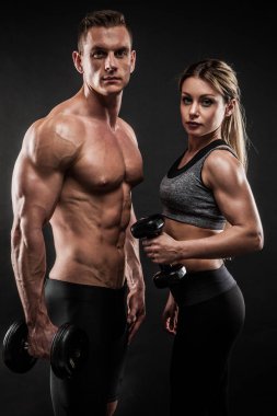 Siyah arka plan üzerine poz sportif genç Çift