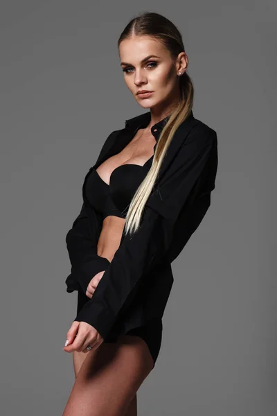 Blonde vrouw in lingerie en zwarte shirt poseren — Stockfoto