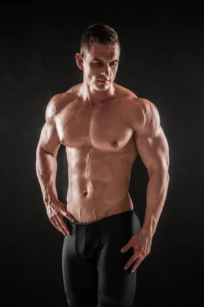 Athlétique torse nu jeune modèle de fitness masculin posant — Photo