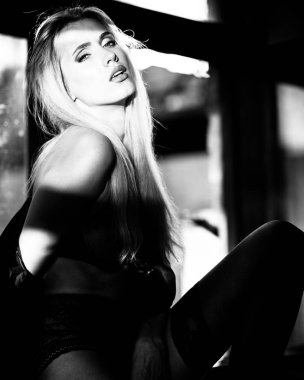 Cam kenarında oturan kadın iç çamaşırı güzel Bayan