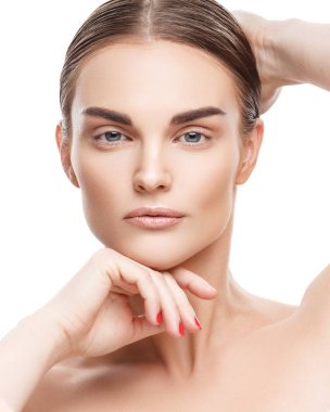 Temiz doğal cilde sahip güzel bir kadın model.