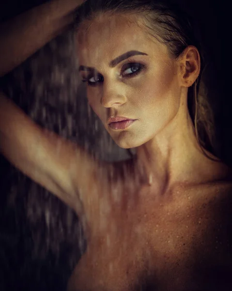 Portret van een sexy modieus meisje in een douche — Stockfoto