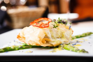 Şili levrek bir plaka üzerinde