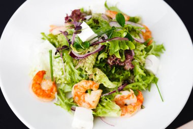 Karidesli salata