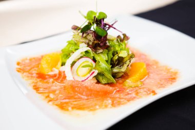 Alabalık carpaccio salata