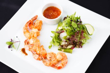 Tempura karides salatası ile