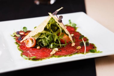 Dana carpaccio salata