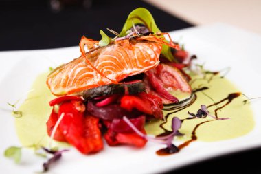 Sebze ile füme alabalık