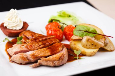 armut ile kızarmış ördek