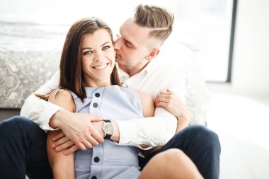 Evde iyi vakit geçiren rahat genç çift