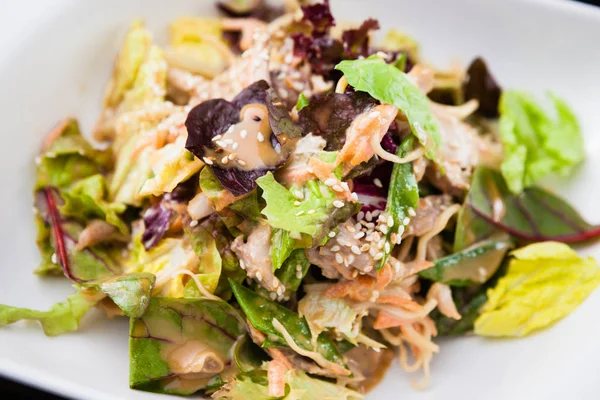 Salada de frango e macarrão — Fotografia de Stock
