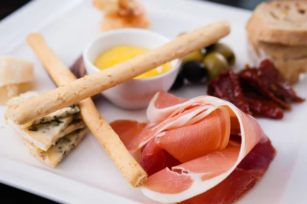 Piatto di tapas con prosciutto — Foto Stock