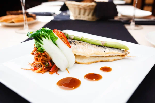 Brasem vis met groenten — Stockfoto