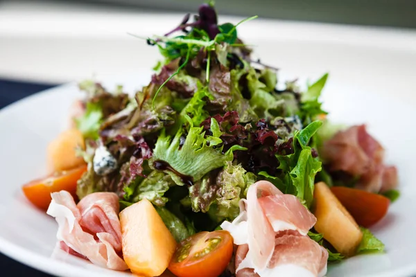 Salada verde com presunto — Fotografia de Stock