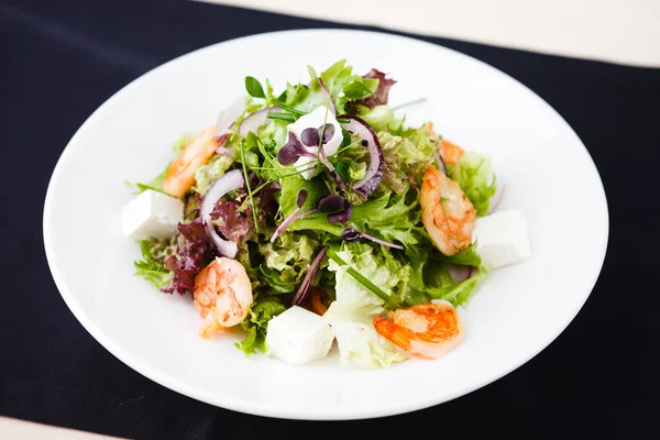 Greek salad with shrimp — Stock Photo, Image