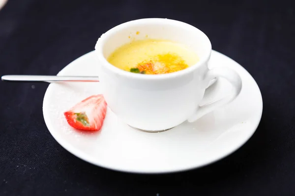 Creme brulee with strawberry — Stock Photo, Image