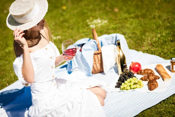 Portret szczęśliwej młodej kobiety odpoczywającej na pikniku w parku — Zdjęcie stockowe