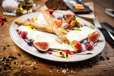 Lokantada iki kişilik peynir tabağı.