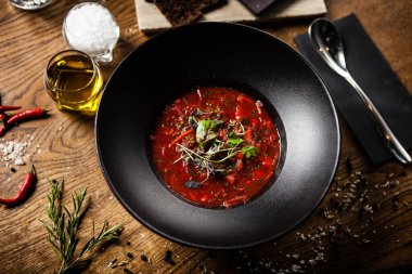 Restoranda servis edilen pancar çorbası.