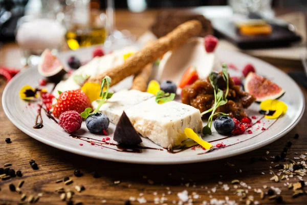 Cheese platter for two: Goat cheese cream, gorgonzola, camembert, grissini and fig jam. Delicious healthy Italian traditional food closeup served for lunch in modern gourmet cuisine restaurant — Stock Photo, Image