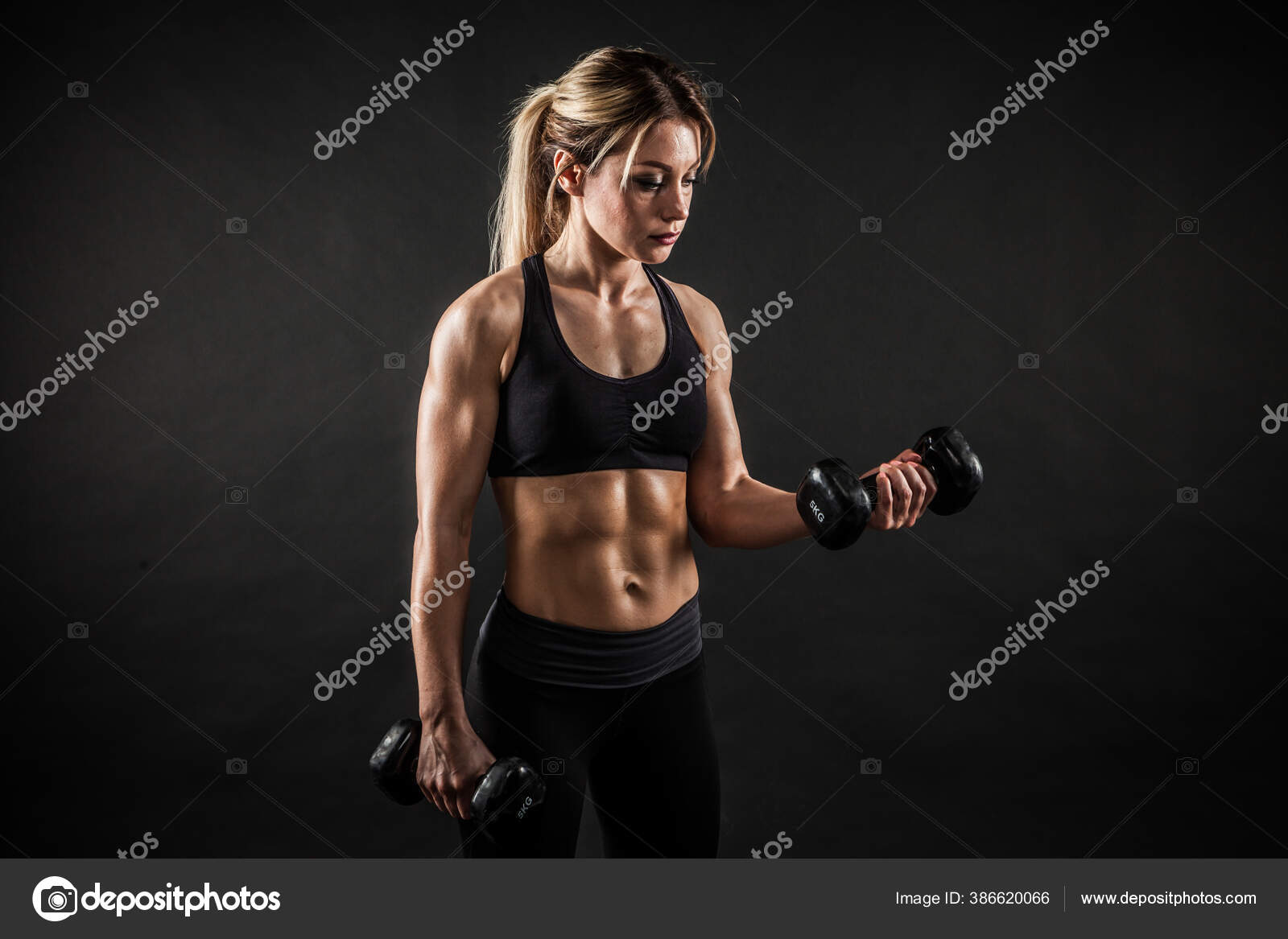 Model toont haar lichaam