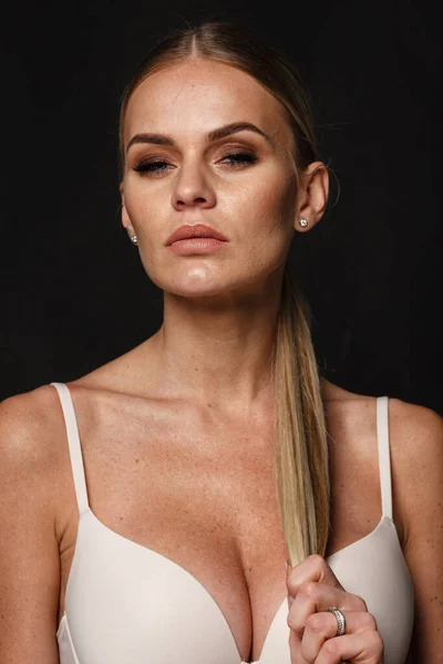 Moda i bielizna koncepcja - piękny blond pani portret w seksownym gołym kolorze gorset na czarnym tle. Kobieta w bieliźnie pozuje w studio light — Zdjęcie stockowe