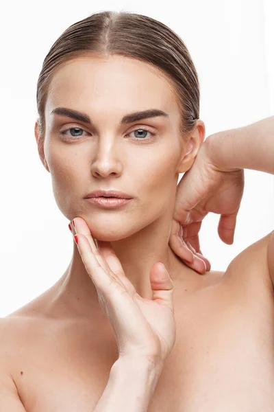 Conceito de beleza natural e cuidados com a pele. Retrato de belo modelo feminino com rosto limpo isolado no fundo branco. Mulher jovem mostra pele sensível saudável depois de usar cosméticos e maquiagem — Fotografia de Stock