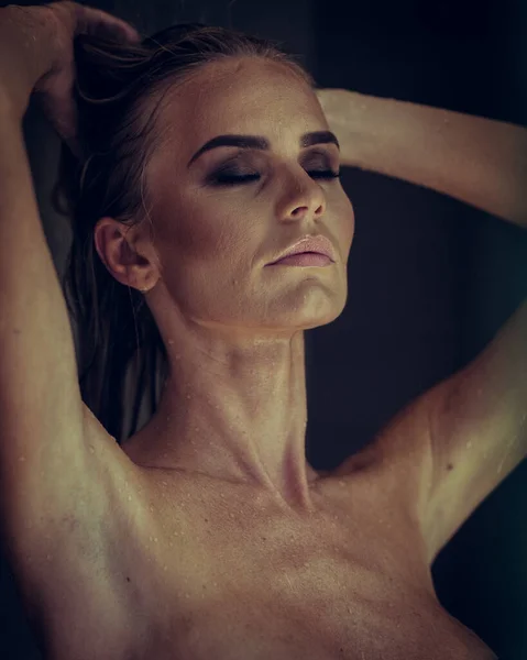 Χαλάρωση και σπα έννοια. Πορτρέτο μιας σέξι μοδάτης κυρίας με μαύρο μαγιό. Γυναίκα με βρεγμένα μαλλιά και μακιγιάζ ποζάρει στο ντους κοντά στην πισίνα στο φυσικό φως — Φωτογραφία Αρχείου