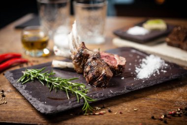 Biberiyeli ızgara kuzu pirzolası.