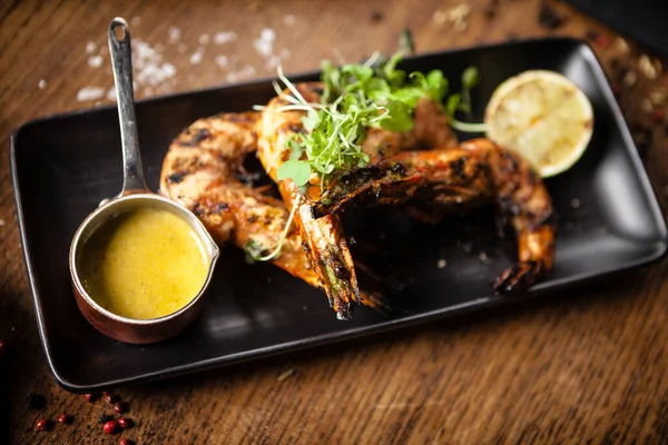 Gegrilde tijgergarnalen met chilisaus en limoen — Stockfoto