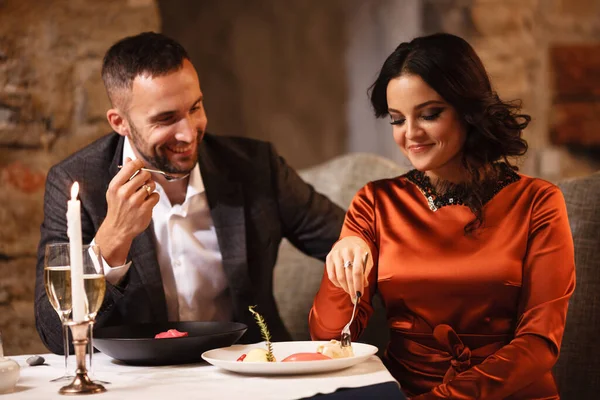 Romance Namoro Conceito Jovem Casal Homem Mulher Comemorando Comendo Deliciosa — Fotografia de Stock