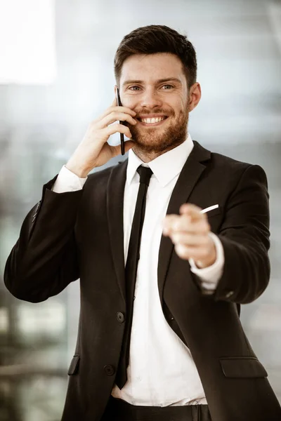 Konsepti Mutlu Gülümseyen Genç Işadamı Cep Telefonuyla Konuşuyor Işiyle Ilgili — Stok fotoğraf