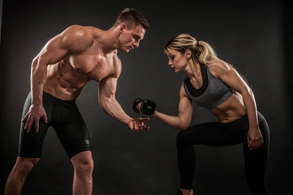运动和健康的生活方式理念 一对男女运动员在黑暗的背景下展示他们训练有素的身体 两个健美运动员站在那里 展示紧绷的肌肉 — 图库照片