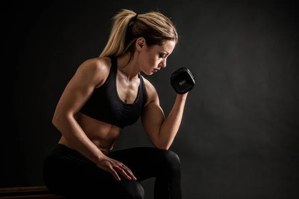 Spor Spor Sağlıklı Yaşam Tarzı Konsepti Eğitimli Vücudunu Koyu Arka — Stok fotoğraf