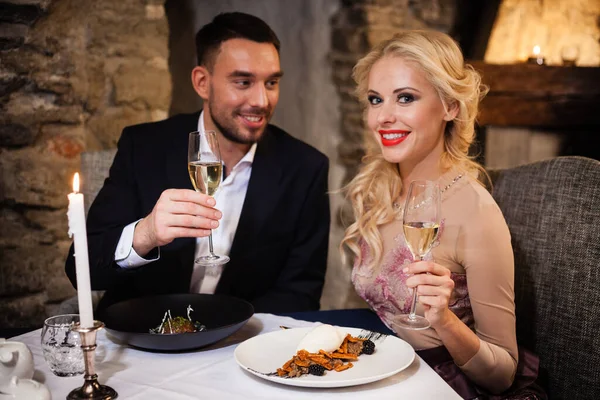 Romanticismo Incontri Concetto Coppia Giovane Uomo Donna Con Bicchieri Champagne — Foto Stock