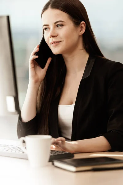 Business Concept Young Businesswoman Sitting Office Table Happy Talking Cell — Stock Photo, Image