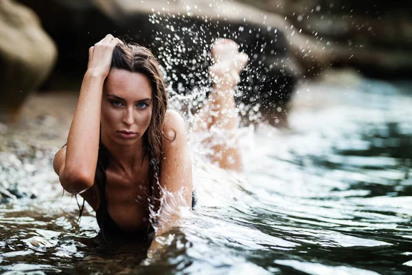 레크리에이션 수영복을 아름다운 여성이 바닷가에서 파도에 튀기는 비키니를 바다에서의 모델의 — 스톡 사진