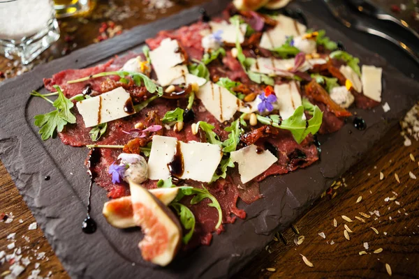 Carpaccio Carne Com Pimenta Rúcula Parmesão Servido Uma Placa Delicioso — Fotografia de Stock