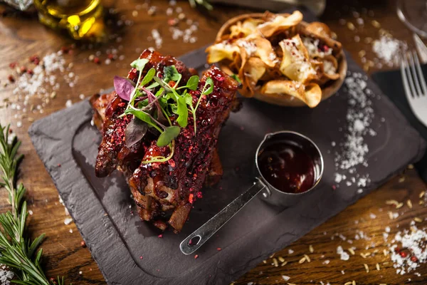 Schweinerippchen Bei Niedriger Temperatur Gekocht Schwarze Johannisbeersoße Pastinakenchips Mit Parmesan — Stockfoto