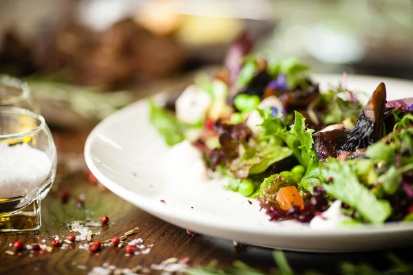 Färsk Vegansk Sallad Avokado Couscous Melon Portobello Sojaböna Tofu Vit — Stockfoto