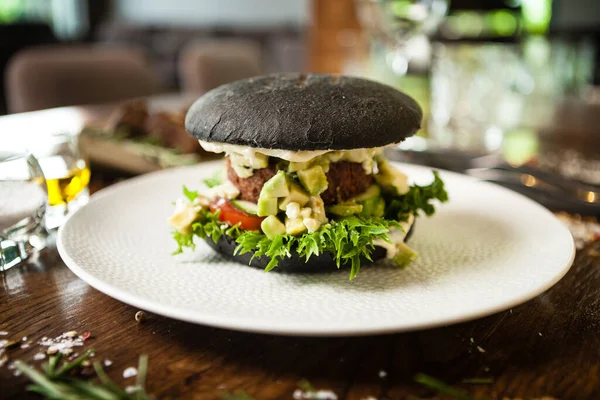 Vejetaryen Burger Siyah Çörek Tofu Avokado Salatası Mayonez Salatalık Domates — Stok fotoğraf